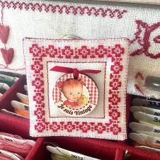 Decorative wooden button and cross-stitch embroidery "I am vintage" wood medal to hang Atelier bonheur du jour