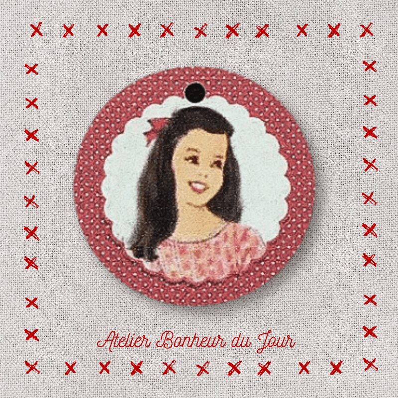 Decorative wooden button Wood medal to hang "Little girl" Atelier bonheur du jour